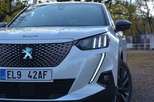 Jaký má Peugeot e-2008 praktický dojezd po Česku za nízkých teplot?