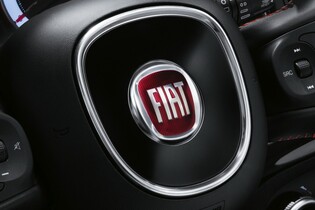 Fiat začlení do své flotily elektromobily Tesla. Aby splnil emisní limity 