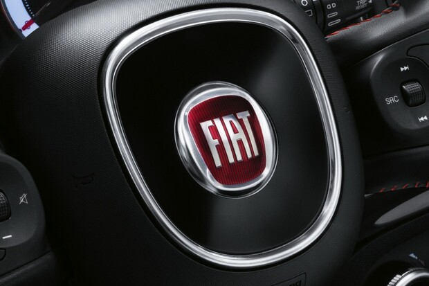 Fiat začlení do své flotily elektromobily Tesla. Aby splnil emisní limity 