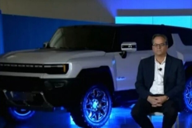 Plně elektrický Hummer EV dorazí i jako klasické SUV. Tohle je jeho první snímek
