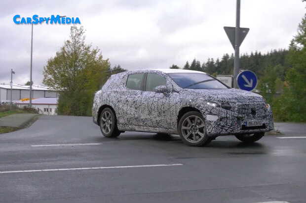 Podívejte se na zatáčecí zadní kola Mercedesu EQS SUV v akci