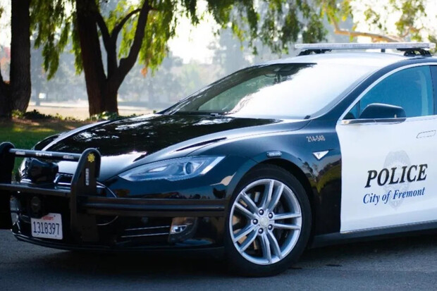 Tesla Model S se osvědčila jako policejní auto, měla nižší náklady na provoz