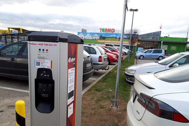 E.ON instaloval do své sítě v Česku stou veřejnou dobíječku pro elektromobily