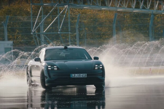 Porsche Taycan ujelo driftem přes 42 km. Je to nový rekord