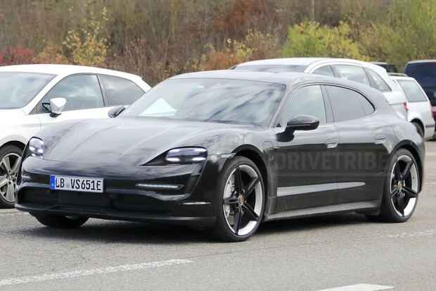 Porsche Taycan „s batohem“ poprvé bez kamufláže. Podívejte se, jak mu to sluší