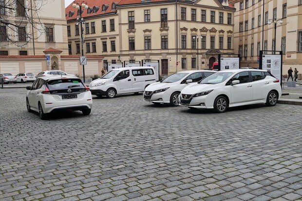 Praha převzala nové elektromobily Nissan, sloužit budou příspěvkovým organizacím
