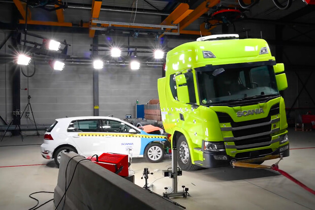 Elektrická Scania prošla nárazovým testem do baterie. Jak to dopadlo?