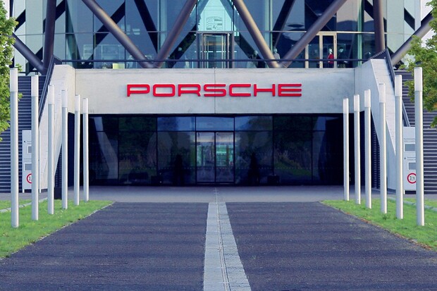 Porsche vyvíjí okruhové autonomní řízení. Chce závodit i v seriálu Roborace?