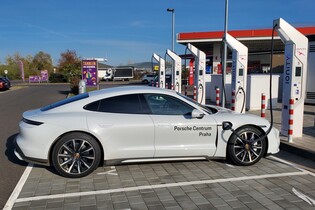 Elektrické Porsche Taycan na dálnici. Jaký má reálný dojezd?