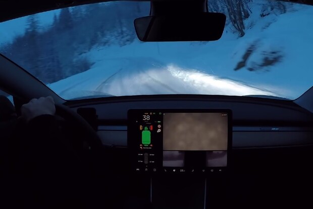 Jak driftuje Tesla Model 3 Performance? Tady je názorná ukázka
