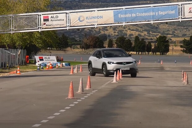 Losí test dopadl pro Mazdu MX-30 dobře. I tak ji něco trápí