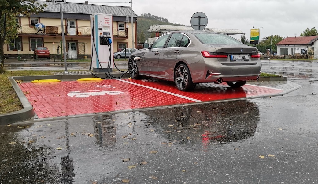 Spotřeba benzínu a elektrický dojezd plug-in hybridu BMW 330e 