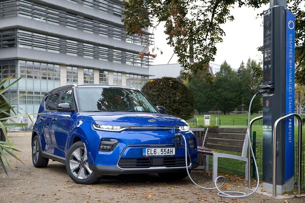 Kia spouští s PRE novou akci. Nabízí první měsíc dobíjení zdarma