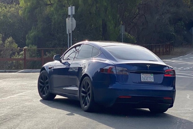 Prototyp Tesly Model S natočen v provozu