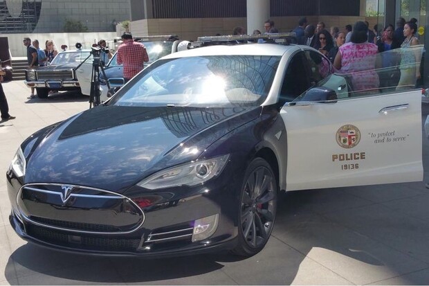 Policie v Los Angeles testuje Teslu Model S