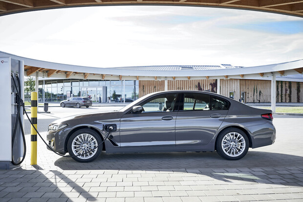BMW rozšiřuje nabídku plug-in hybridů u řady 3 a řady 5 o nové základní verze
