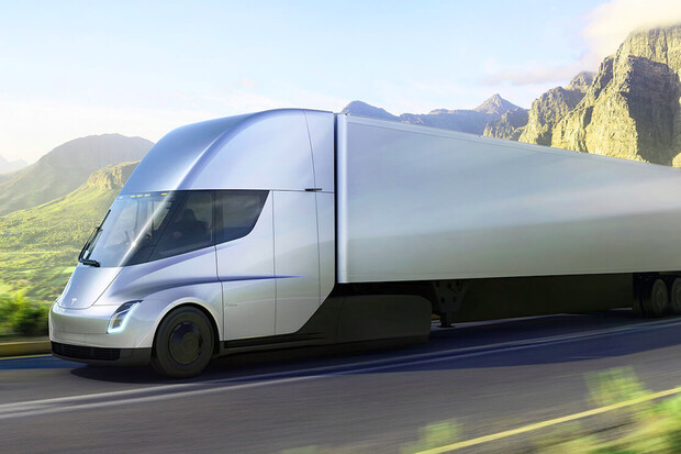 Sledujte, jak lehce Tesla Semi předjíždí do kopce dieselový náklaďák