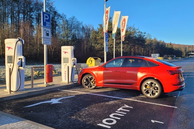 Česko má další dvě ultrarychlé stanice Ionity. Najdete je na D1