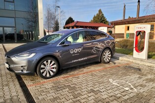 Jaký je reálný dojezd Tesly Model X na dálnici? Vyzkoušeli jsme to