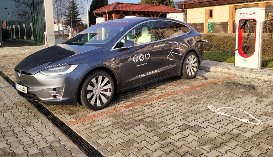 Jaký je reálný dojezd Tesly Model X na dálnici? Vyzkoušeli jsme to