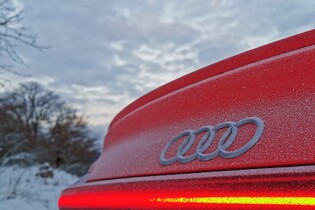 Návrat tlačítek a dojezd snů? Audi A4 e-tron chce vypálit rybník BMW i Tesle