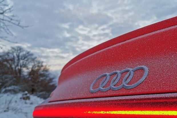 Návrat tlačítek a dojezd snů? Audi A4 e-tron chce vypálit rybník BMW i Tesle