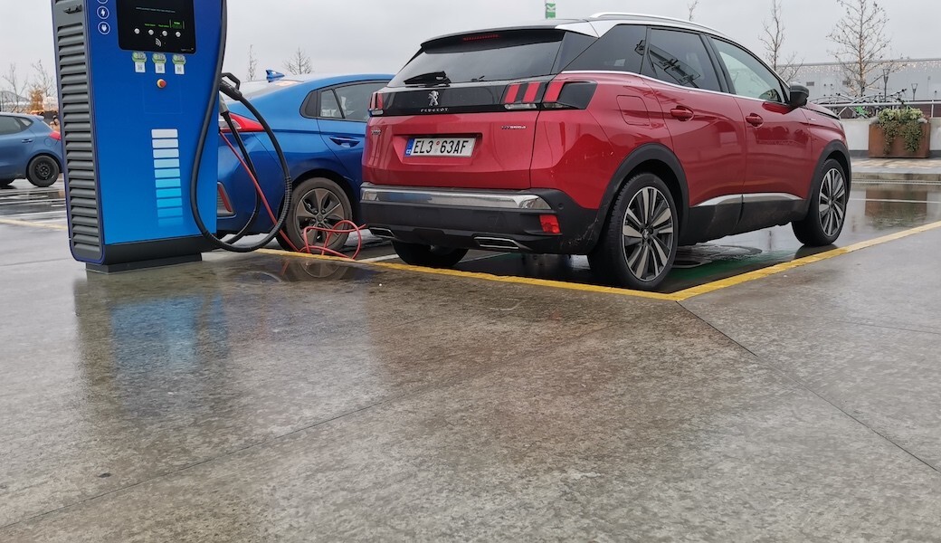 Reálná spotřeba benzínu a elektrický dojezd plug-in hybridu Peugeot 3008 Hybrid4