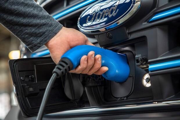 Ford zcela vsadil na elektřinu. Kolínská továrna projde změnou za miliardu dolarů