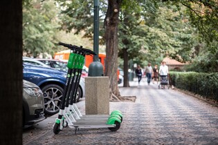 Lime testuje Captur. Fotky koloběžek mají zkrotit parkovací chaos v Praze