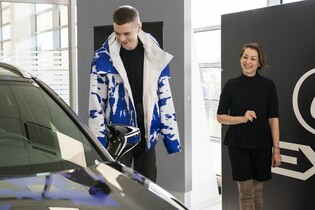 Návrhář Jan Černý teď jezdí hybridním Lexusem, který si sám navrhl