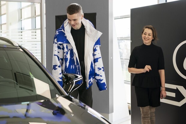 Návrhář Jan Černý teď jezdí hybridním Lexusem, který si sám navrhl