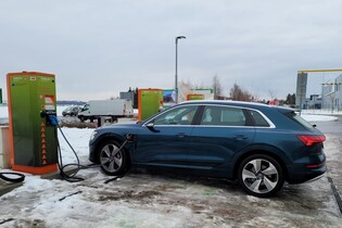 Zimní test dálničního dojezdu Audi e-tron v Česku. Jak daleko dojede?