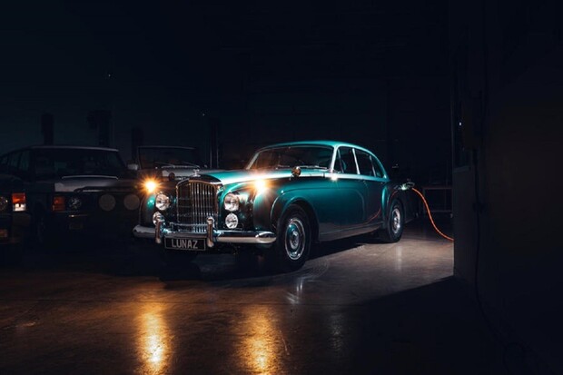 Veterán Bentley Continental z roku 1961 se stal elektromobilem
