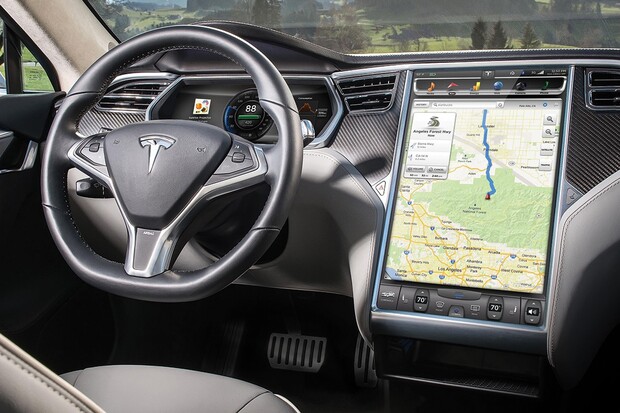 Tesla řidičům tajně omezila kapacitu a rychlost nabíjení. Teď za to zaplatí