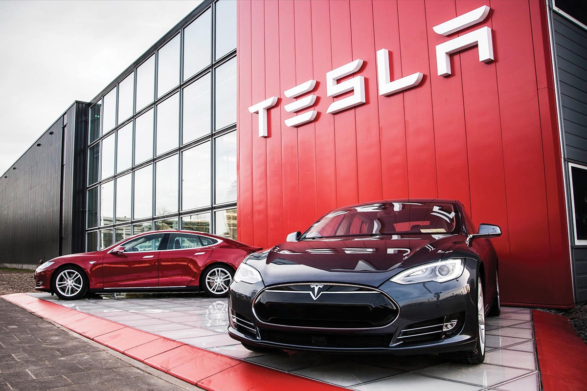 Celá flotila vozů Tesla shořela při požáru ve Francii. Na náhodu to moc nevypadá