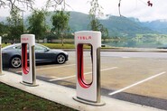 Tesla varuje: nepoužívejte prodlužovací kabely na stanicích Supercharger