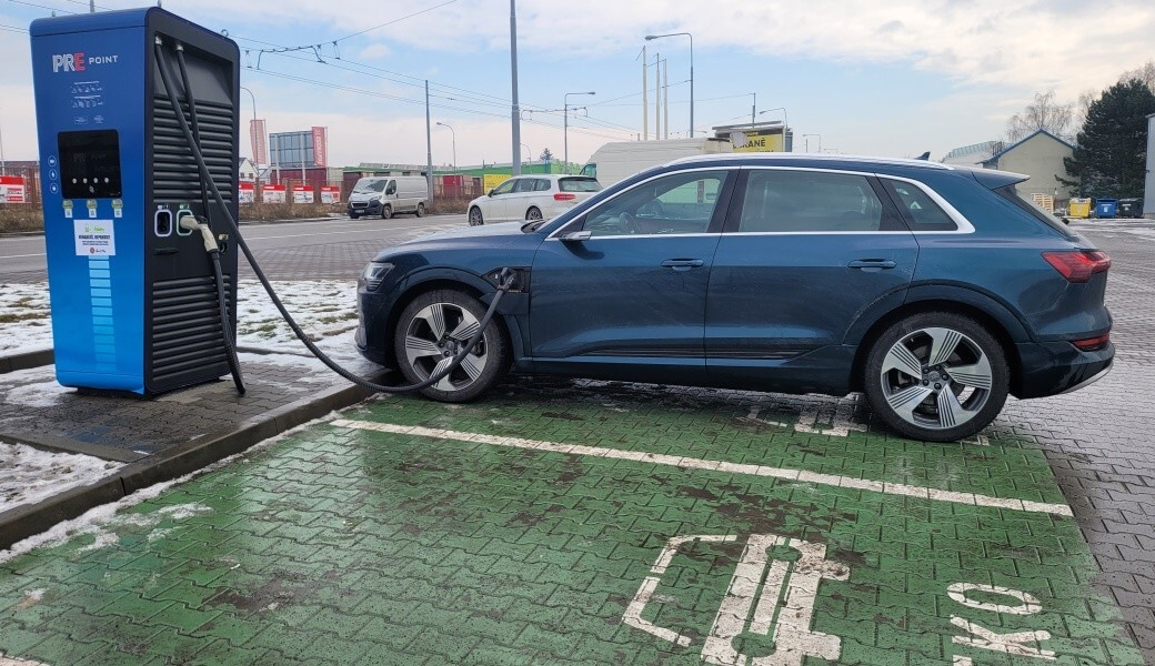 Zimní test dálničního dojezdu Audi e-tron v Česku. Jak daleko dojede?