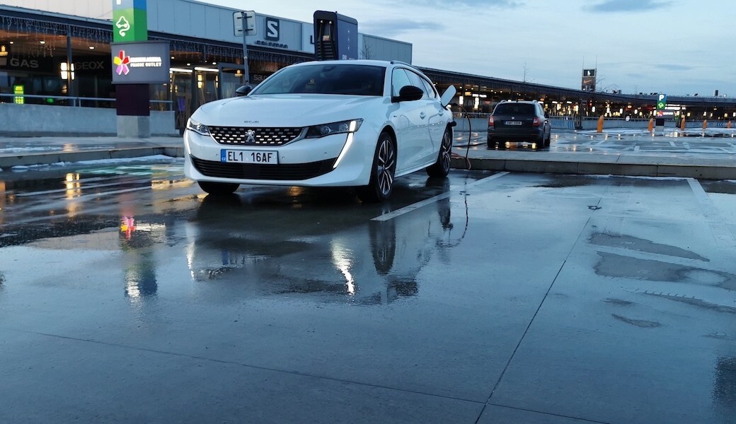 Reálná spotřeba benzínu a elektrický dojezd plug-in hybridu Peugeot 508 SW Hybrid