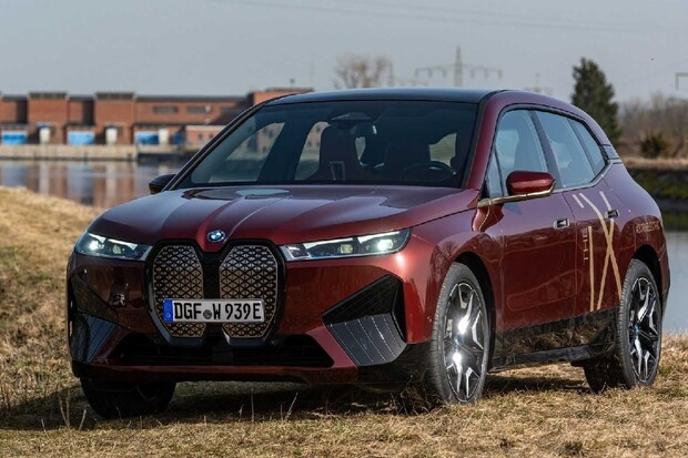 BMW iX na jedné z oficiálních fotek doslova odráží svou konkurenci