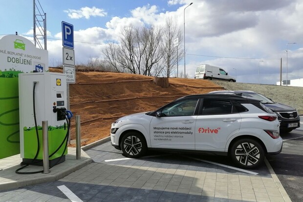 Lidl otevřel novou rychlonabíjecí stanici v Benátkách nad Jizerou