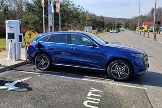 Elektrický Mercedes-Benz EQC na dálnici. Jaký má skutečně reálný dojezd?