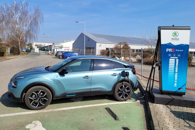 Citroën e-C4 nás překvapil ještě rychlejším nabíjením. Otestovali jsme ho