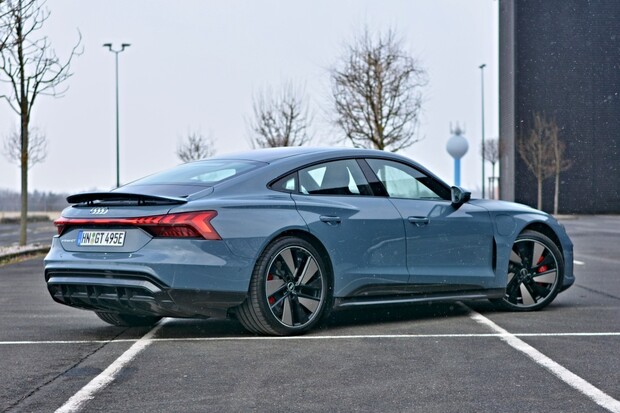 Rychlá dvojka v podobě Porsche Taycan a Audi e-tron GT má v USA problémy s baterií