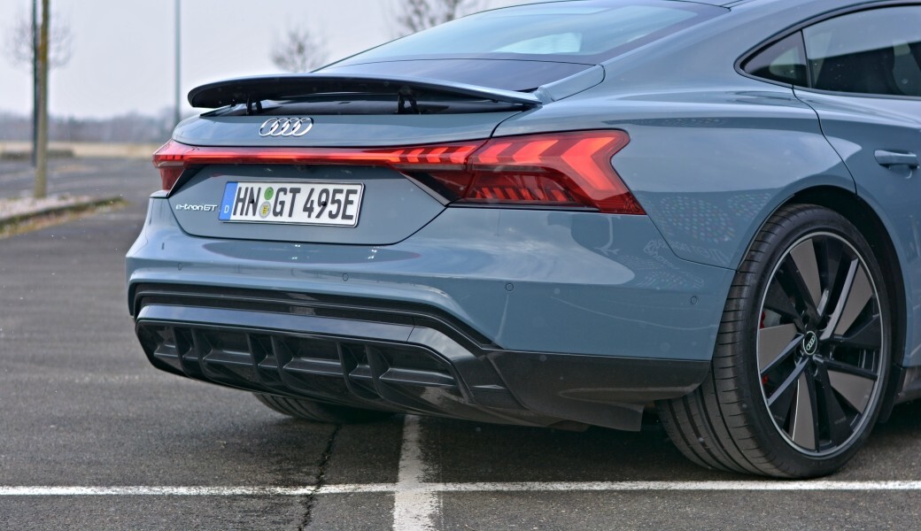 Rychlé je hodně. Ale jaký má Audi e-tron GT reálný dojezd na dálnici? 