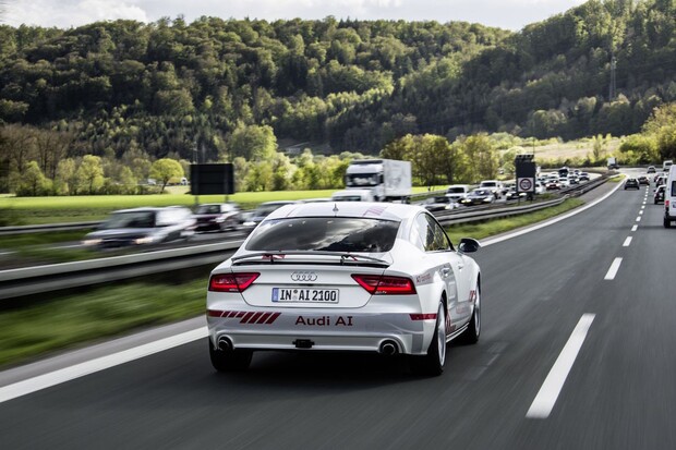 Autonomní Audi si povídá s dopravními značkami i jinými vozidly