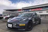 Upravená Tesla Model 3 porazila Porsche Taycan Turbo S