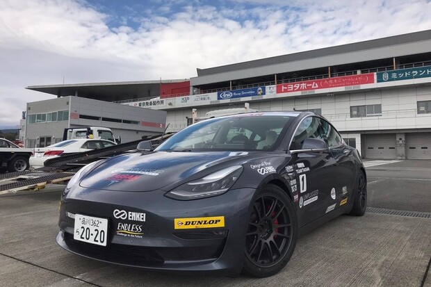 Upravená Tesla Model 3 porazila Porsche Taycan Turbo S