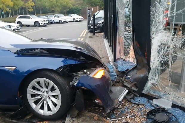 Tesla převálcovala konkurenci. Doslova