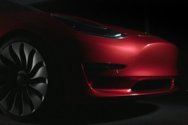 Tesla zahájila dodávky nejlevnějšího Modelu 3. V čem se liší od ostatních verzí?