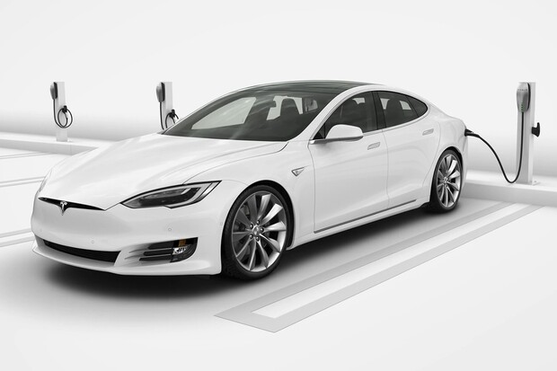 Tesla reaguje na samovolné vzplanutí svých vozů novou softwarovou aktualizací